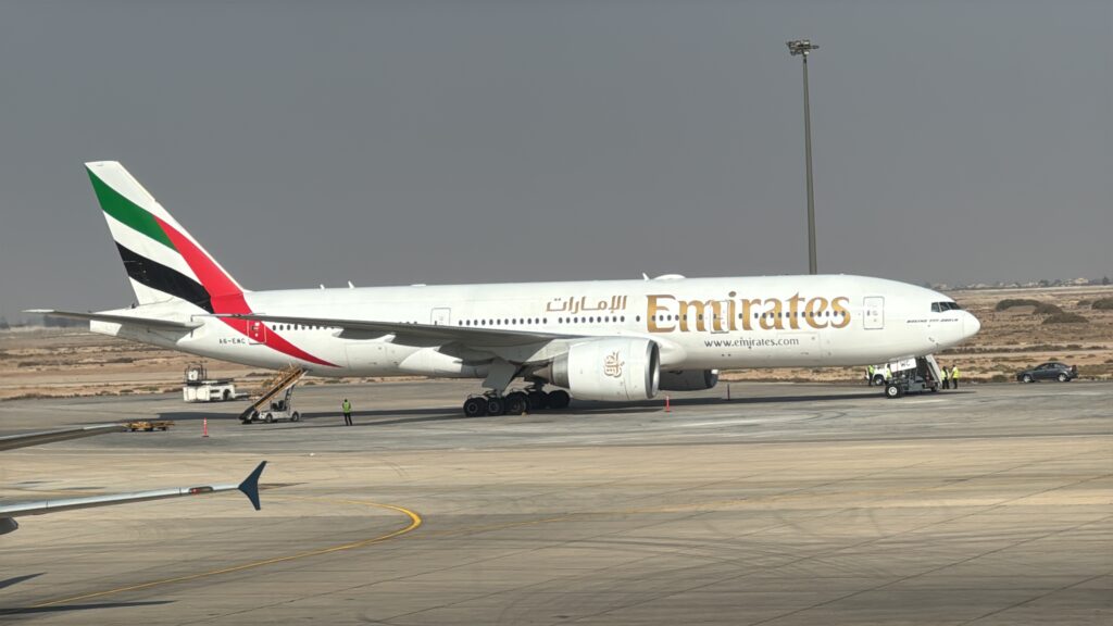 Emirates Flugzeug am Flughafen vor Abflug nach Dubai im Zusammenhang mit den Einreisebestimmungen Dubai