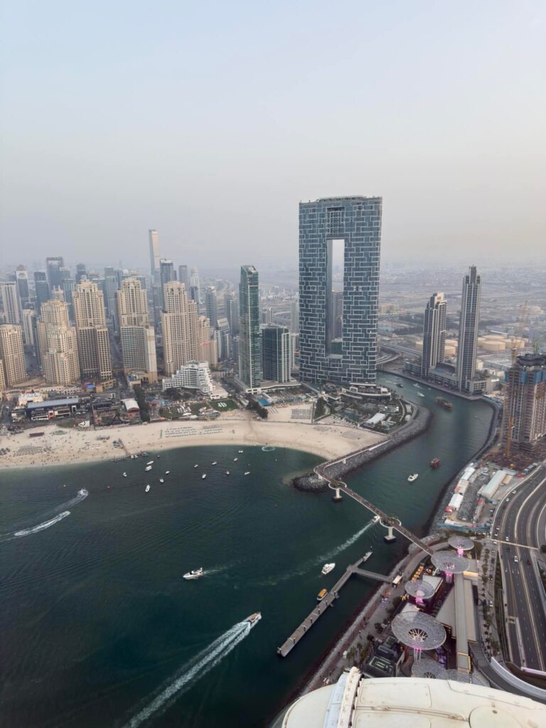 Die Dubai Marina zeigt, wie weitläufige Stadtplanung und öffentliche Bereiche im Alltag zusammenwirken.