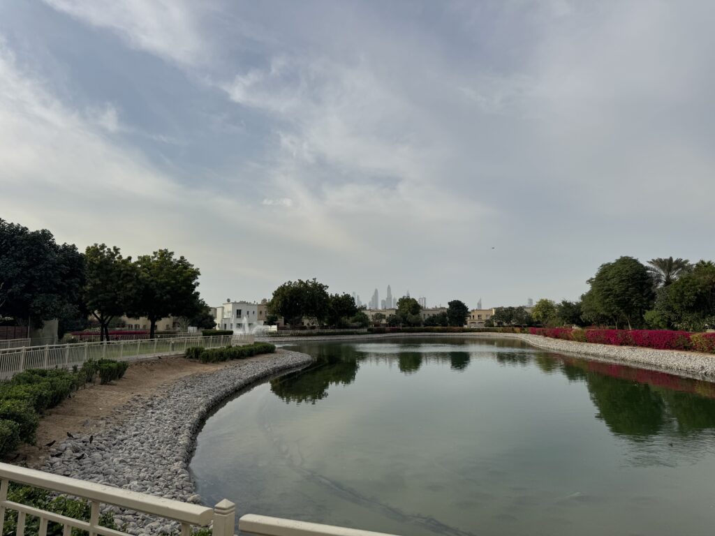 Dubai Winter 2026 – Wohngegend mit Skyline & See Ruhige Wohngegend in Dubai mit See, blühenden Gärten und Blick auf die Skyline im Winter 2026