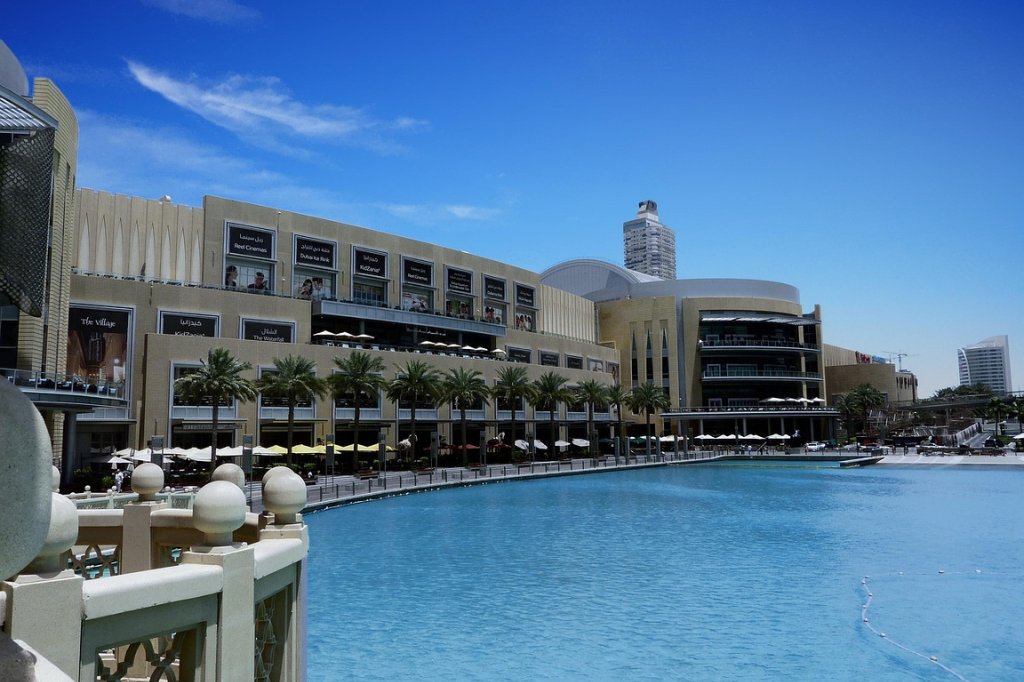 Dubai Hotel Pool im Februar mit Gästen bei 25 Grad Celsius, zeigt ideales Dubai Wetter Februar für entspannten Badeurlaub mit viel Sonne