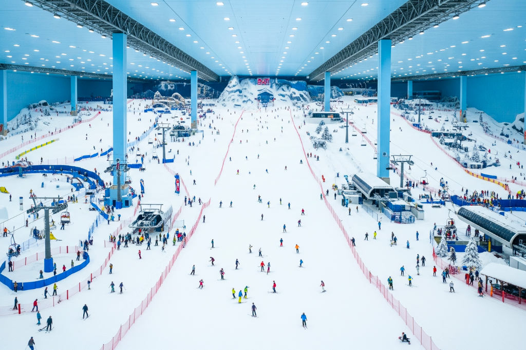 Ski Dubai Indoor-Skihalle mit hunderten Skifahrern auf verschneiten Pisten