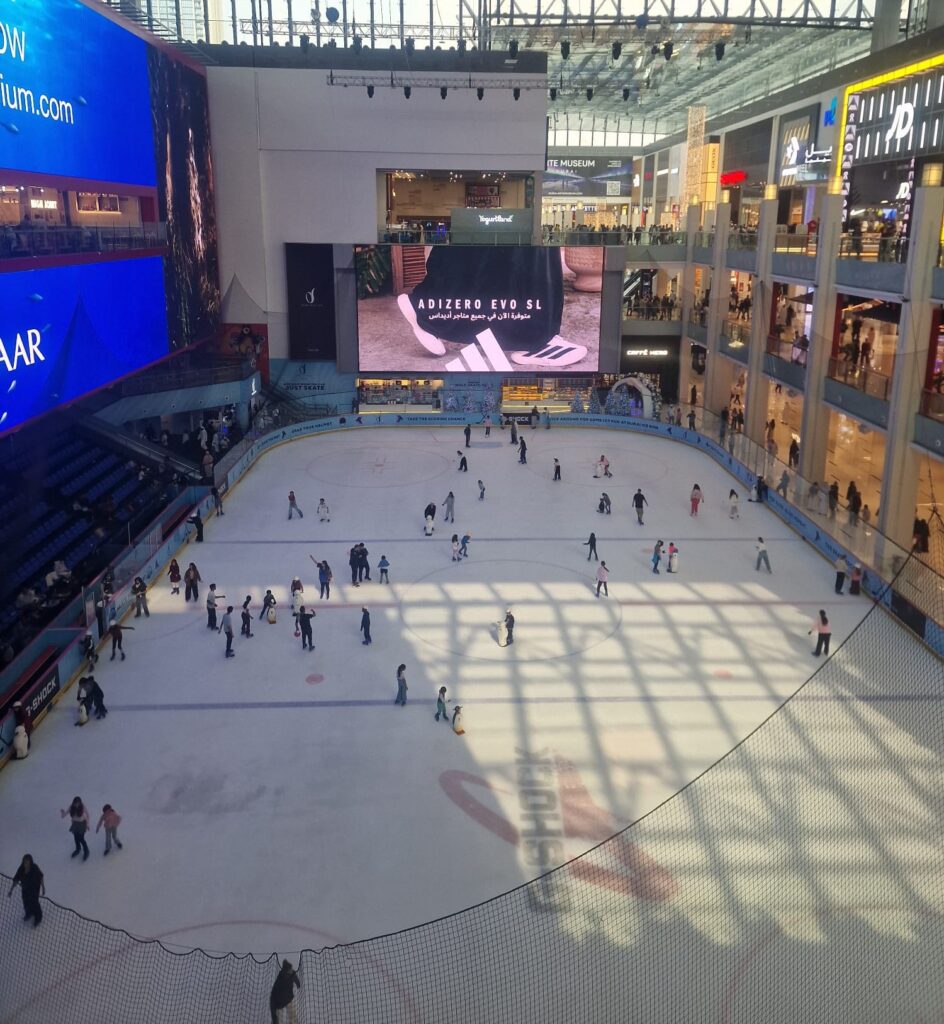 Ski Dubai Eislaufhalle in der Mall of the Emirates mit Besuchern auf der Eisfläche