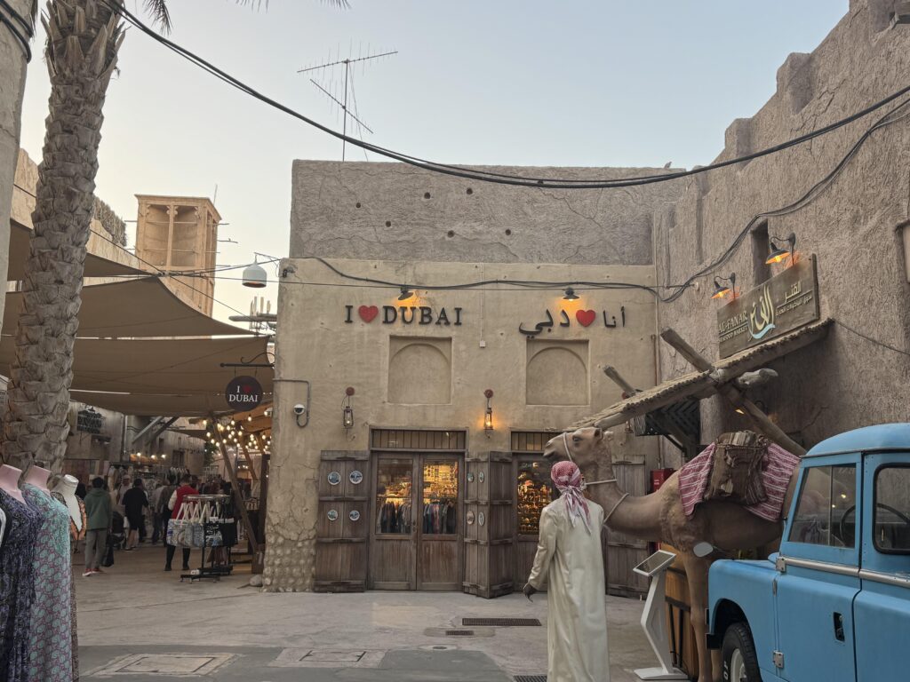 Dubai Altstadt im Al-Fahidi-Viertel mit traditioneller Architektur, Marktgasse und historischem Flair
