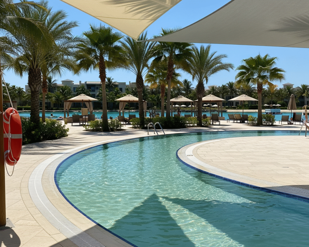 Familiencabanas/Kinderbereich mit Schattendach und Palmen an einer Lagune in Dubai (AI-generiert)
