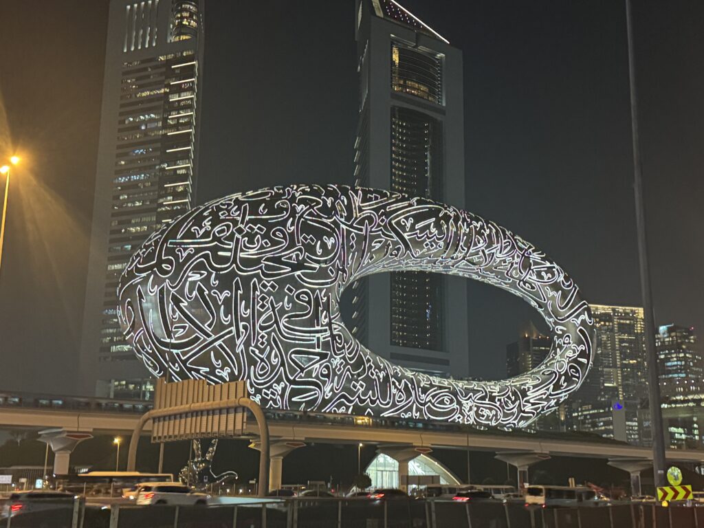 Museum der Zukunft in Dubai bei Nacht mit beleuchteter arabischer Kalligrafie an der Fassade