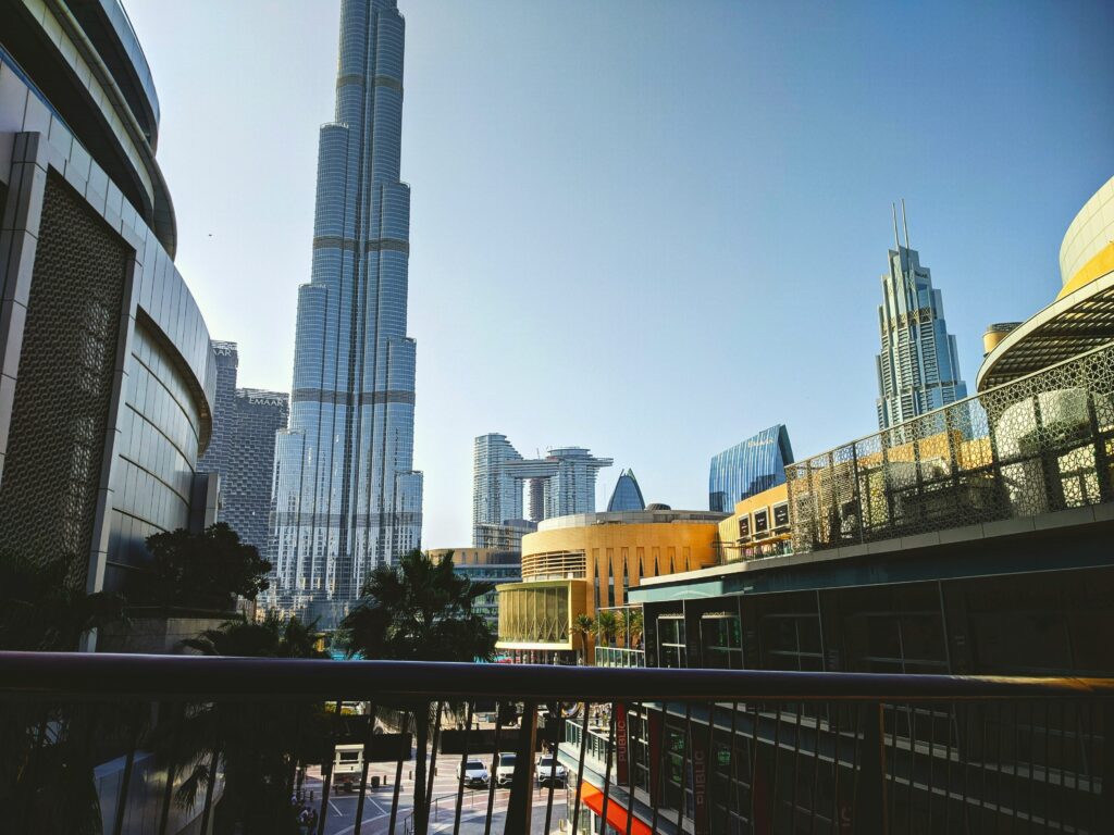 Luftaufnahme von Downtown Dubai mit Blick auf Hotels am Burj Khalifa und den Burj Lake